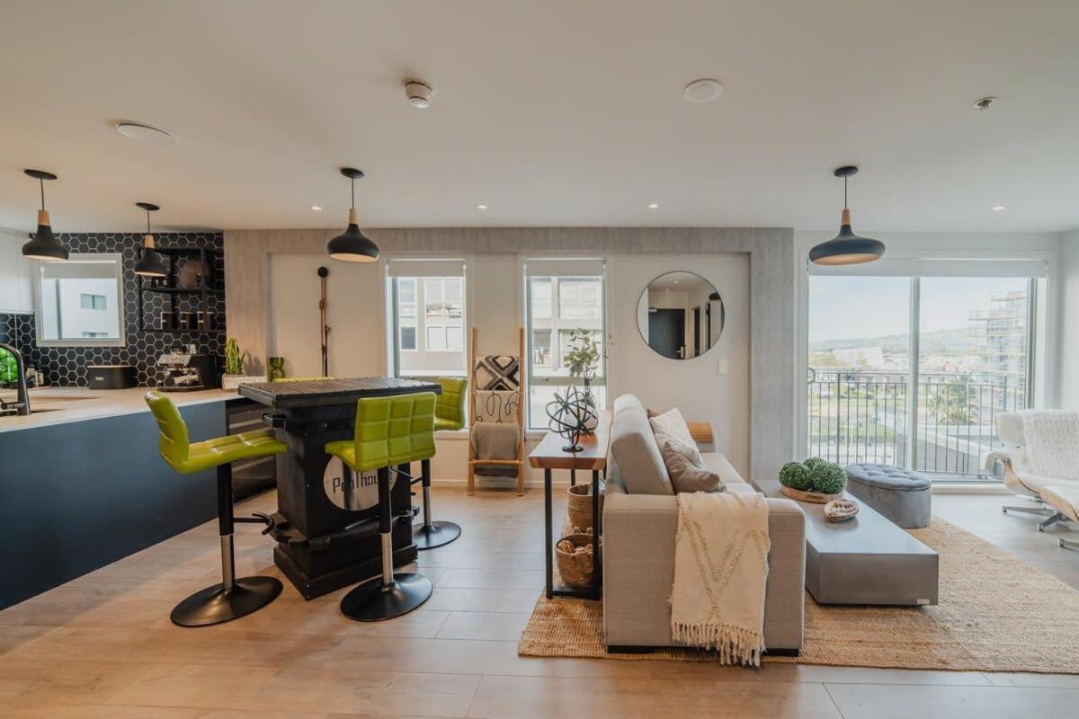 Penthouse Perfection - 2Br Elegance On Worcester St كريستتشيرش المظهر الخارجي الصورة