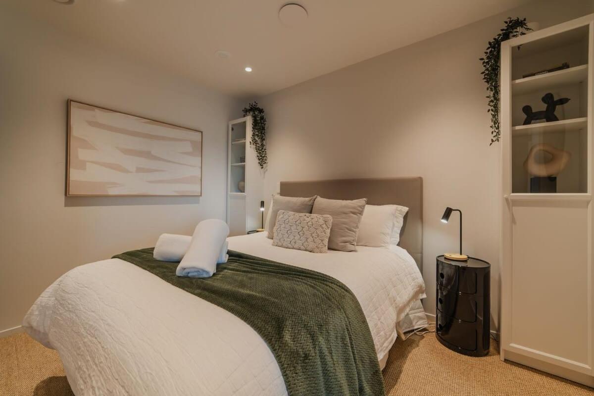 Penthouse Perfection - 2Br Elegance On Worcester St كريستتشيرش المظهر الخارجي الصورة